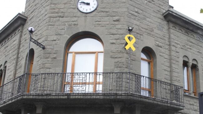 El PSC coloca de nueva el lazo amarillo en la fachada del ayuntamiento de Parets del Vallés, en Barcelona