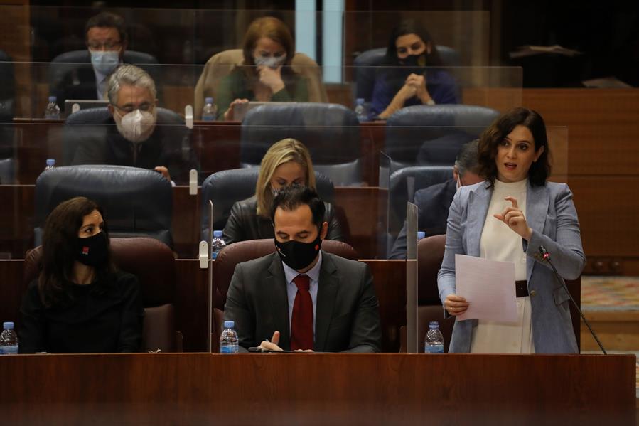 (VÍDEO) Ayuso contra Isa Serra: «Dígale al que rotula en TVE que la próxima vez ponga portavoz de Podemos y condenada»