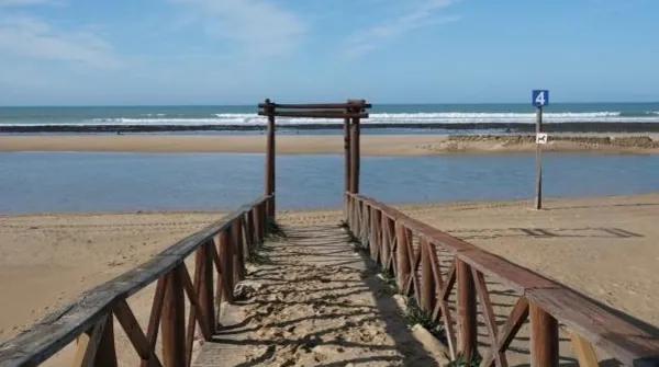 Cádiz investiga si las pasarelas de madera de la playa son machistas