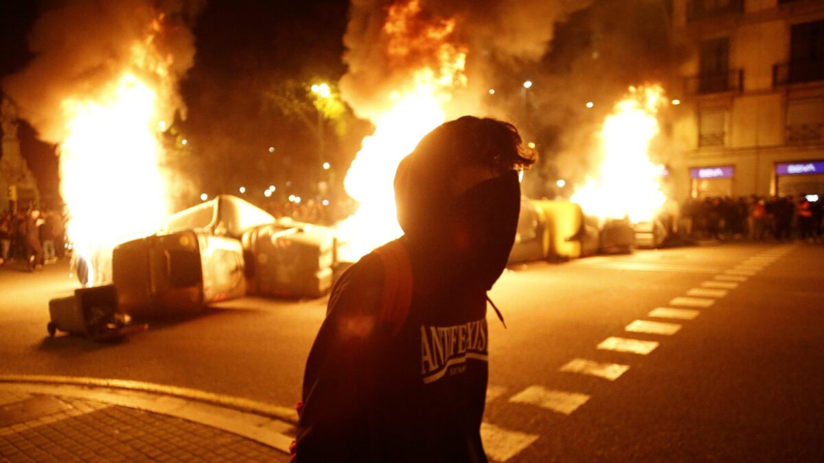 Comercios saqueados y bancos dañados: la cuarta noche de disturbios en Cataluña termina con 4 detenidos