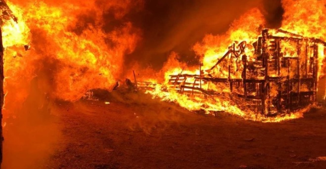 Un incendio arrasa un poblado chabolista en Palos de la Frontera, Huelva