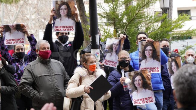 "Queremos una Ayuso": los carteles a favor de la presidenta de Madrid que se están haciendo virales