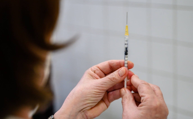 Canarias comienza a dar citas por internet para vacunar a personas mayores de 16 años