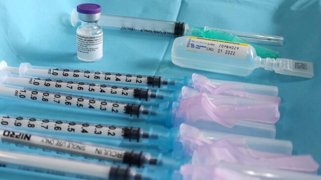 La Unión Europea estima que España podría vacunar a 27 millones de personas a finales de junio