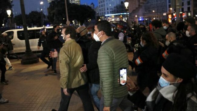 (VÍDEO) Un detenido en una protesta contra una carpa electoral de Vox en Barcelona