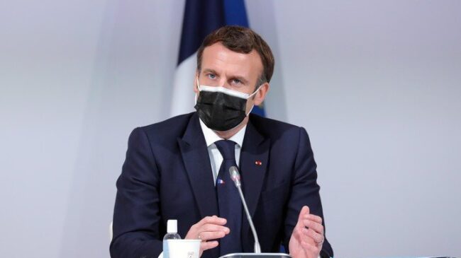 El Gobierno francés impone el teletrabajo y adelanta la inoculación de la tercera dosis