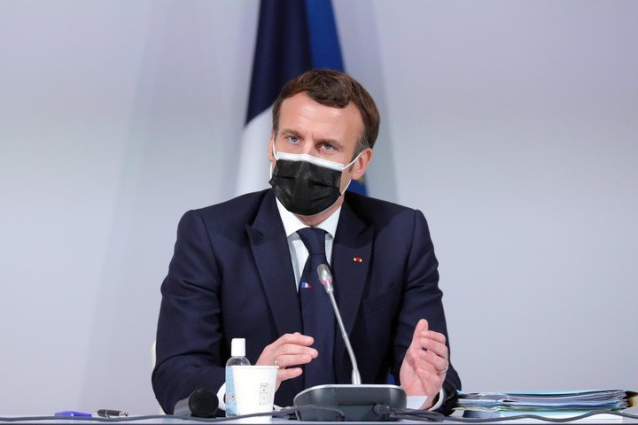El Gobierno francés impone el teletrabajo y adelanta la inoculación de la tercera dosis