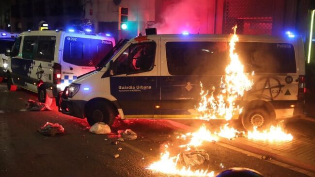 (VÍDEO) Nueva noche de graves disturbios con saqueos y ataques a la Guardia Urbana, tras la manifestación en apoyo a Pablo Hasél
