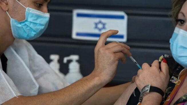 Israel prueba la vacuna a gran escala con unos resultados prometedores y con cautela