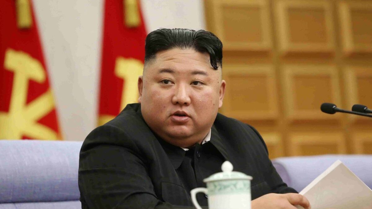 Kim Jong-un llama a mantener una «actitud de alerta máxima» en la comisión militar
