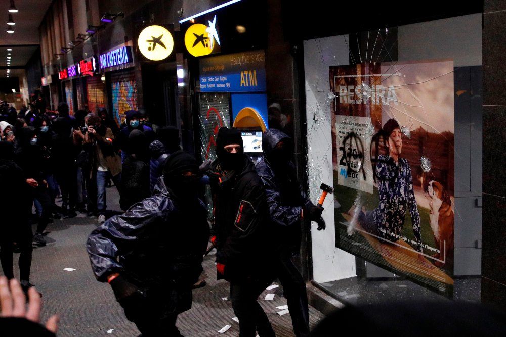Las protestas y disturbios por el caso Hasél siguen en Cataluña