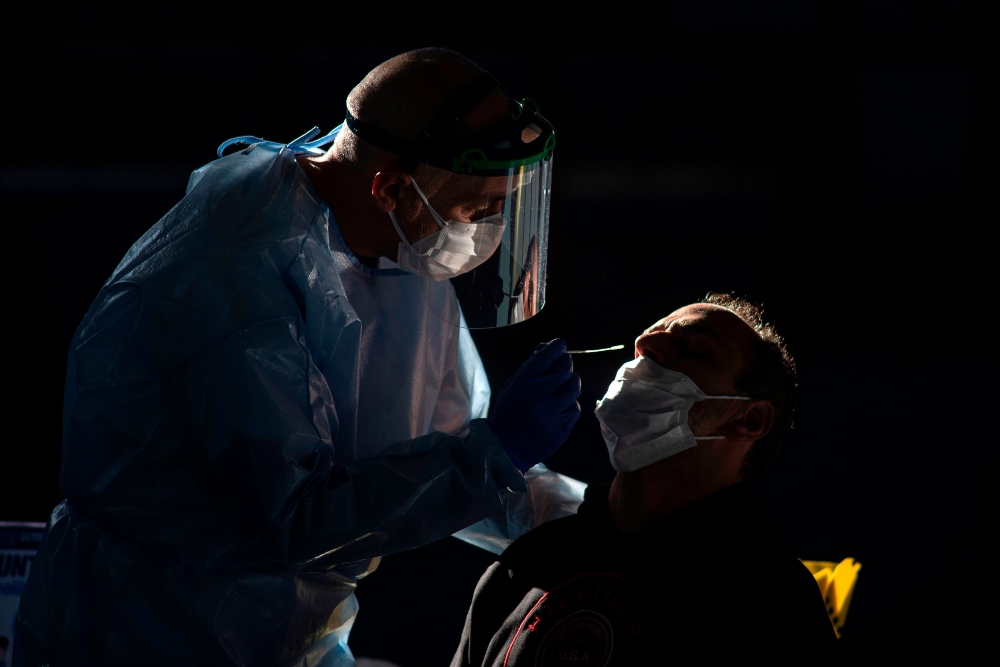 Los casos de coronavirus caen a 10.829 y se reduce la mortalidad, con 337 nuevos decesos
