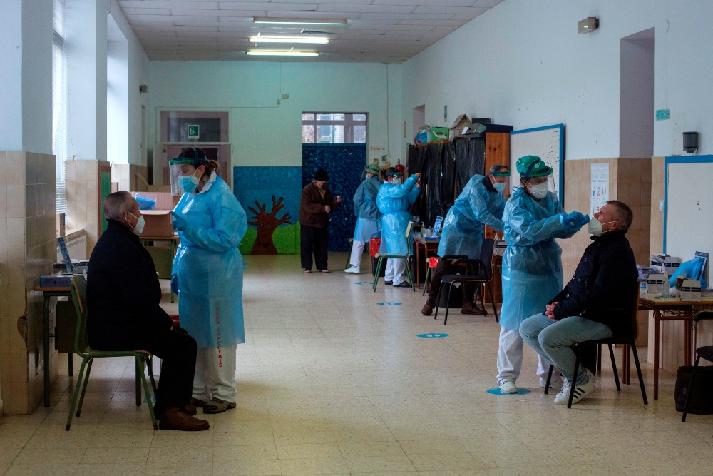 La incidencia cae a 416 casos y las muertes empiezan a descender, con 702 decesos en los últimos tres días