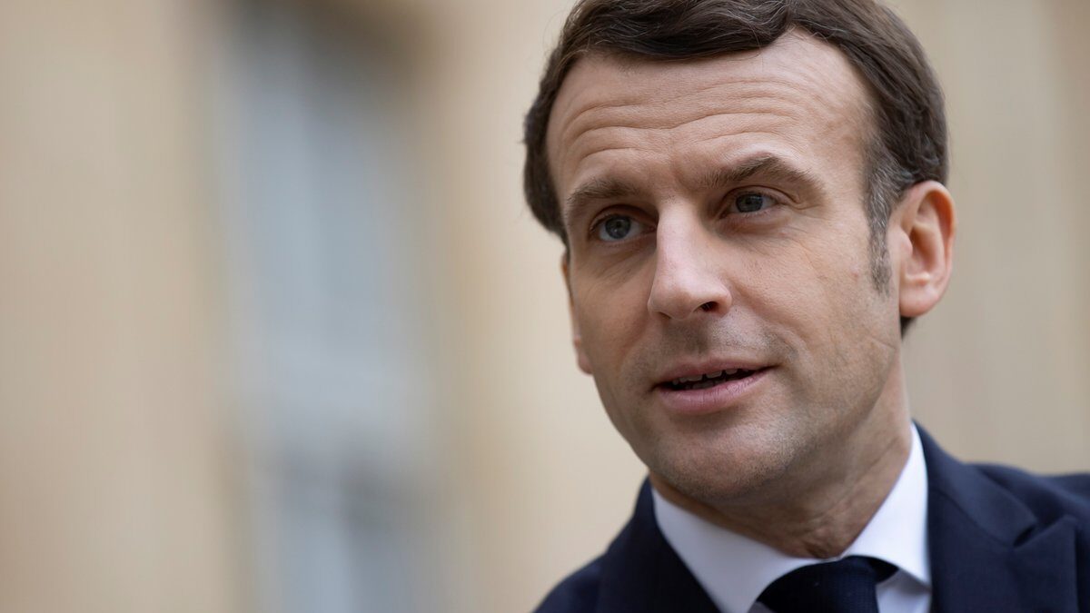 Macron eleva el tono contra los antivacunas