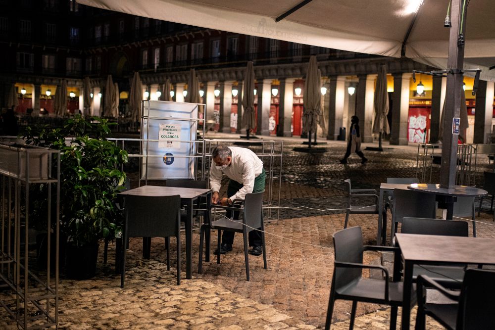 Madrid ampliará de cuatro a seis el límite de comensales por mesa en las terrazas