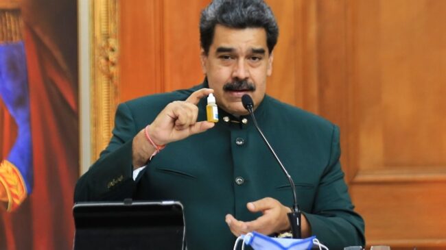 Maduro acusa al presidente de Facebook de "abusador" por censurar fármaco que él promueve