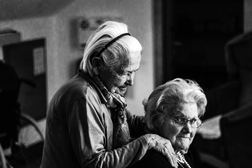Maximiliana, el teléfono español que conecta a personas mayores