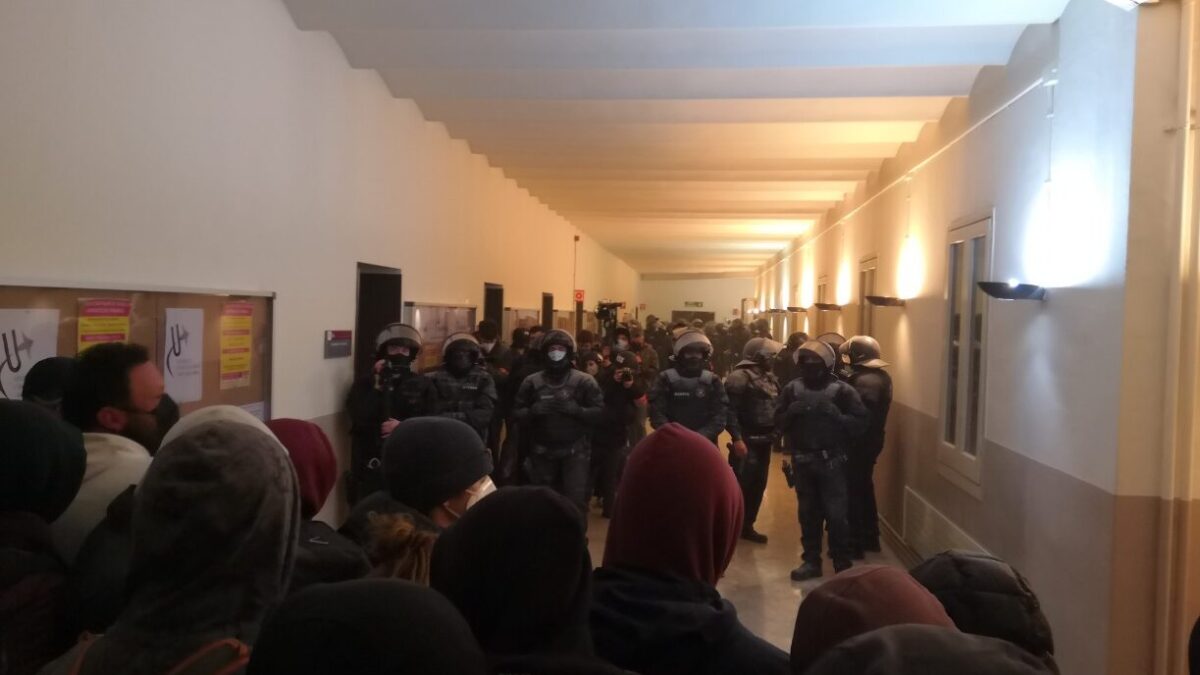(VÍDEO) Barricadas y la entrada de los Mossos. Así han sido las horas previas a la detención de Pablo Hasél