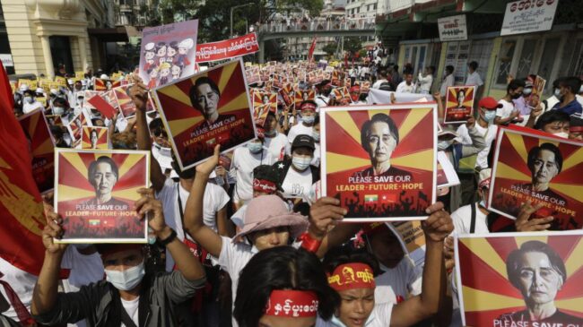Protestas masivas por todo Myanmar retan a la junta tras la violencia policial