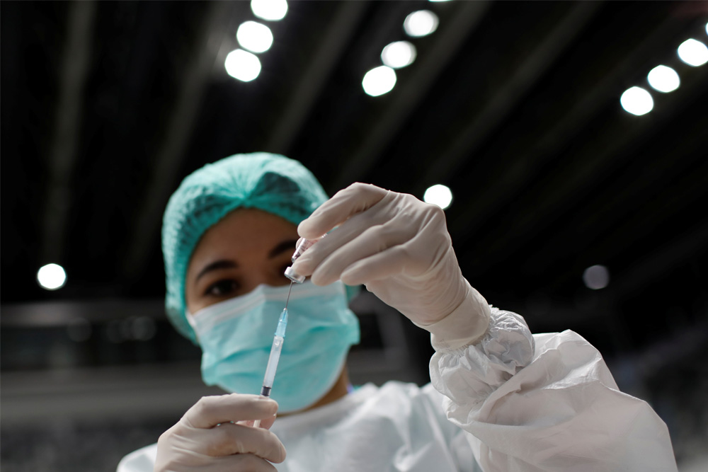 Oxford estudiará si se pueden combinar dosis de vacunas diferentes contra el coronavirus