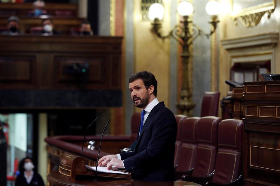 Casado busca la «moderación» con Sánchez y vuelve a calificar a Vox de «radicales»