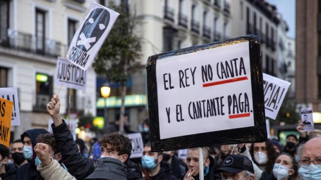 Almodóvar, Serrat y otros 200 artistas piden la libertad de Pablo Hasél