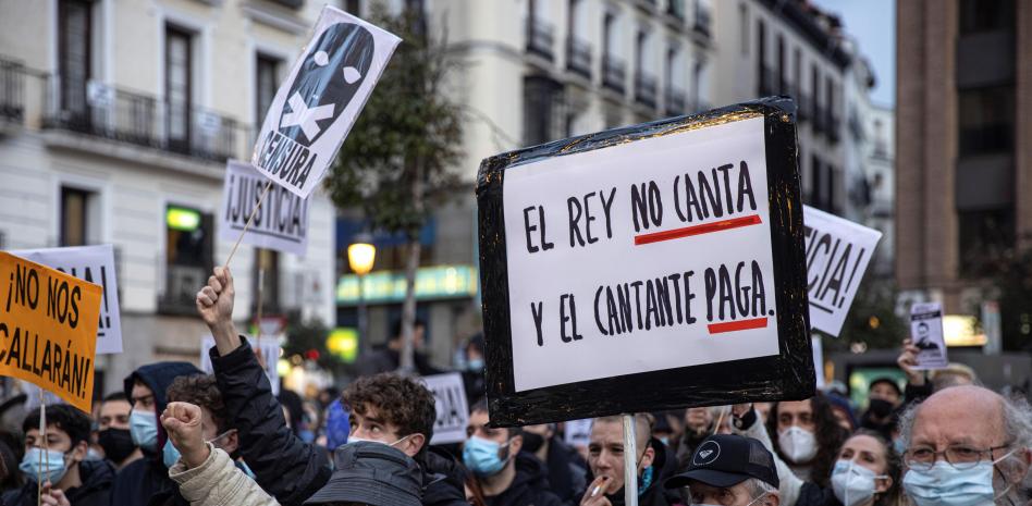Almodóvar, Serrat y otros 200 artistas piden la libertad de Pablo Hasél