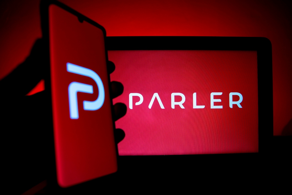 Parler, la red social favorita de los seguidores de Trump, vuelve a estar activa