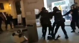 (VÍDEO) Patadas, papeleras y patinetes: lluvia de objetos sobre un grupo de policías acorralado