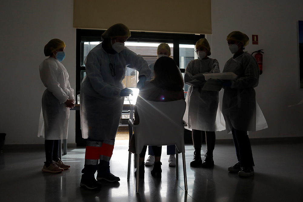 Sanidad crea grupos de vacunación de 56 a 59 años y crónicos menores de 60