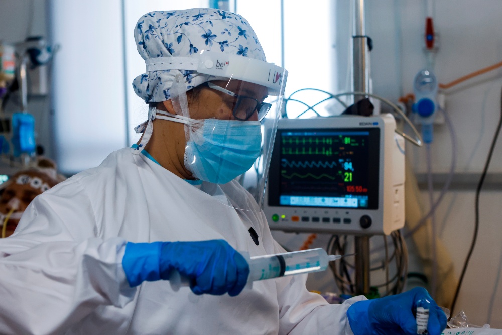 Sanidad suma 530 muertos por coronavirus mientras la incidencia baja de 500 casos