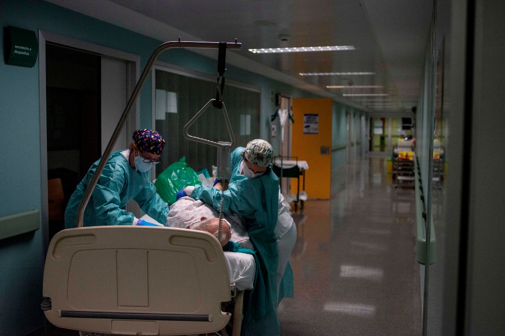 Sanidad suma 909 muertos tras el fin de semana pero los contagios son 32.000 menos que el lunes anterior