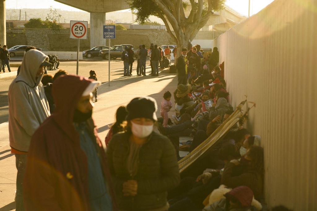 Terminó la espera: los primeros migrantes cruzan a EEUU con la nueva política de Biden
