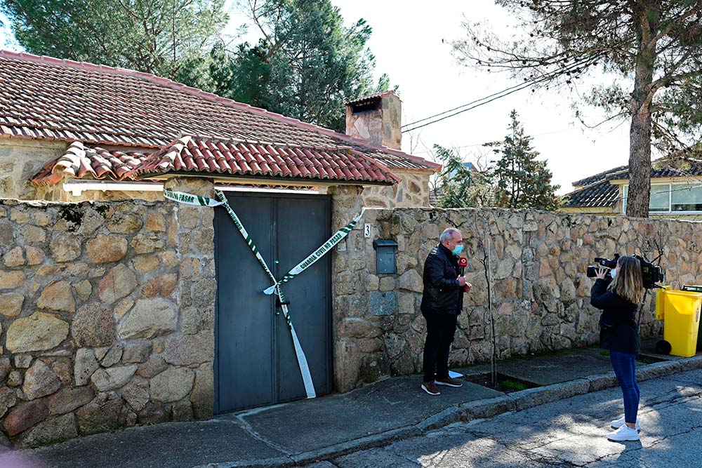 Un hombre asesina a su mujer en Majadahonda y se atrinchera en su casa