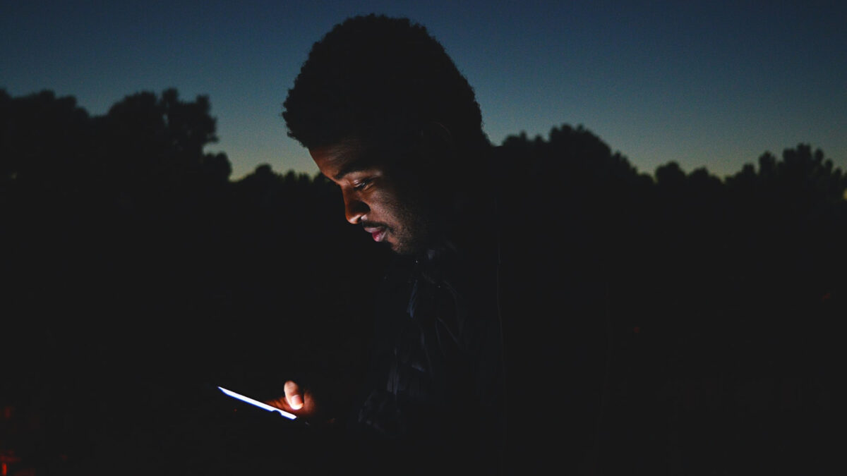 Cenar tarde, hacer vida nocturna y usar el móvil antes de dormir engorda