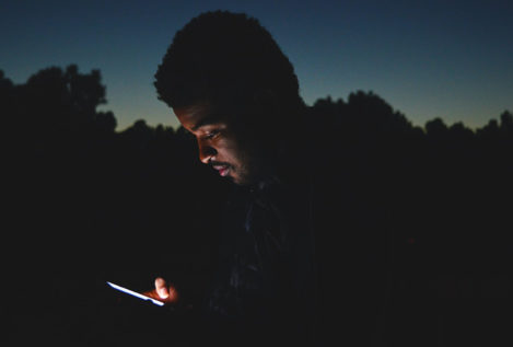 Cenar tarde, hacer vida nocturna y usar el móvil antes de dormir engorda