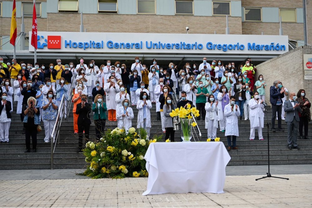 Los sanitarios del Gregorio Marañón rinden homenaje a las víctimas del coronavirus