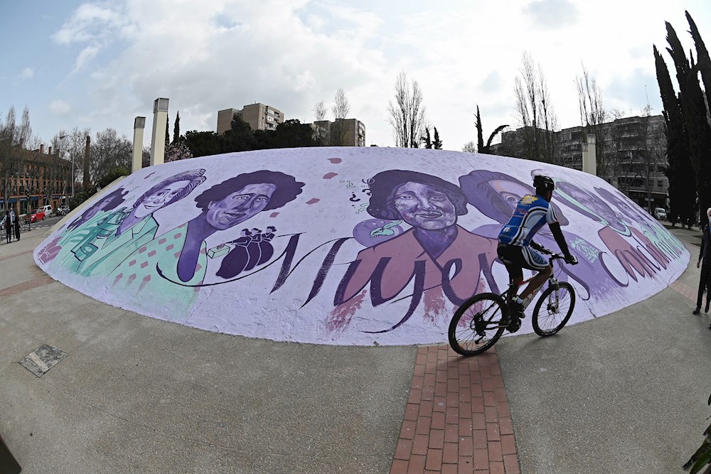 Vandalizan el mural feminista de Alcalá de Henares y la placa de ‘La Veneno’ en Madrid