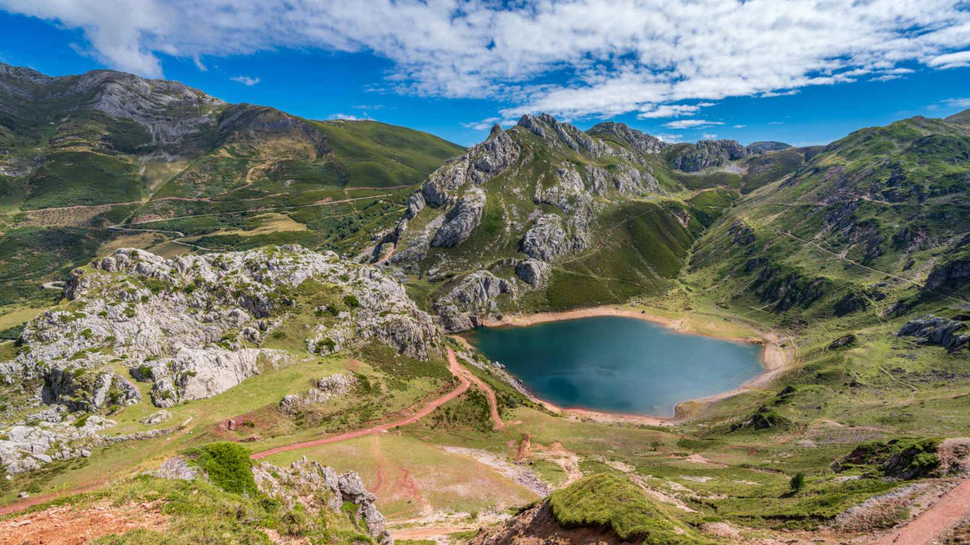10 lagos por España a los que escaparte esta primavera