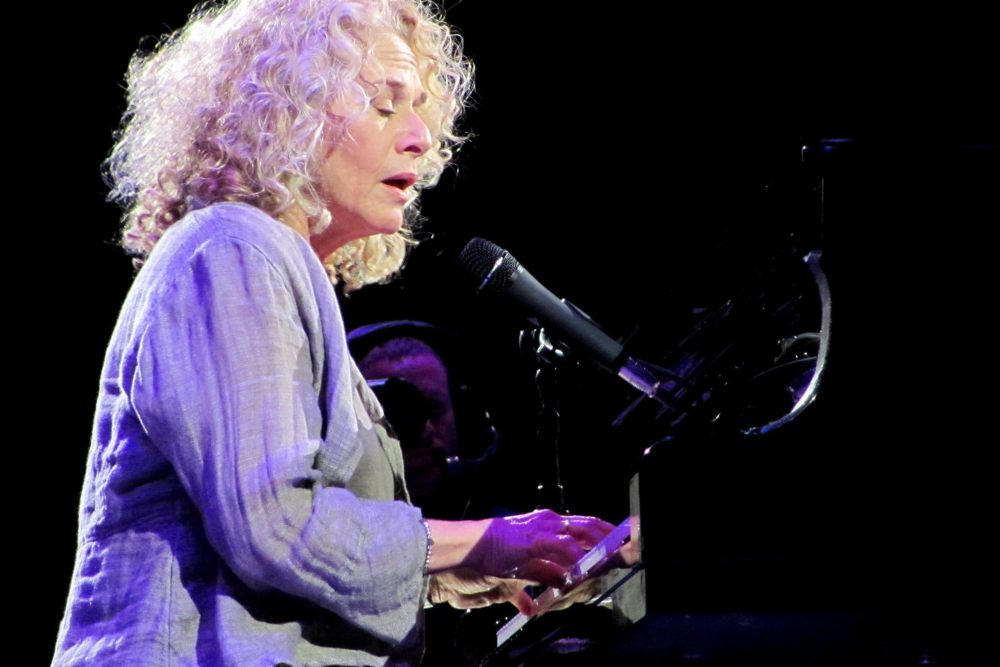Carole King, inspirada por Dolly Parton: se vacuna a ritmo de 'It's Too Late'