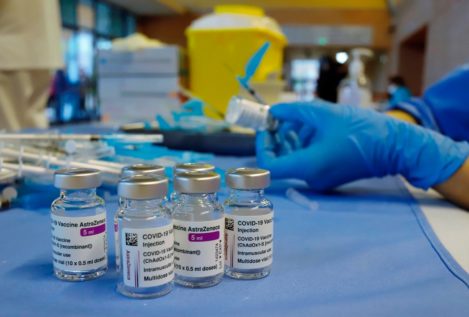 Varias comunidades retiran las vacunas de AstraZeneca asociadas con efectos adversos