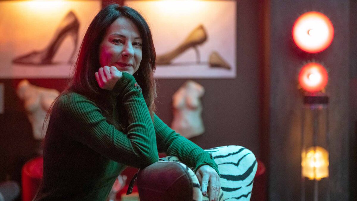 La creadora de ‘La casa de papel’, Esther Martínez Lobato, estrena ‘Sky Rojo’, «un cañonazo para los sentidos»