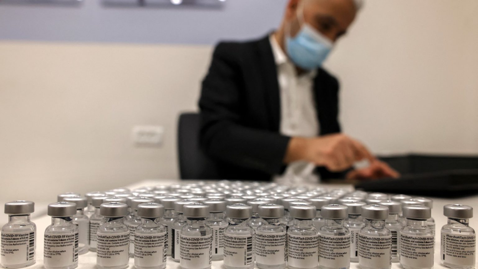 La UE acuerda con Pfizer adelantar la entrega de 10 millones de dosis de la vacuna