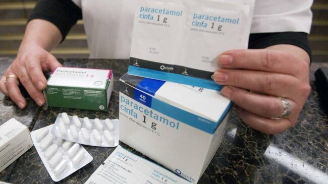 La vacunación con AstraZeneca dispara la producción de paracetamol tras recomendar Sanidad su uso