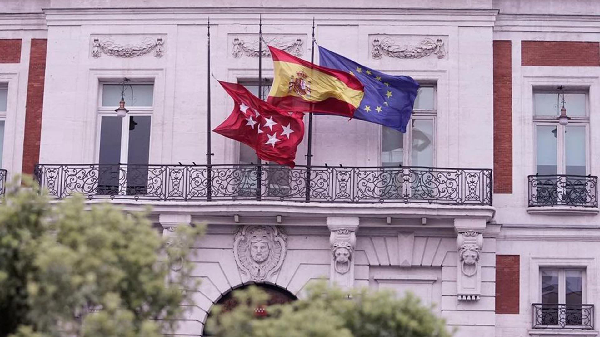 El origen de la bandera madrileña y otras curiosidades para divertirnos en campaña electoral