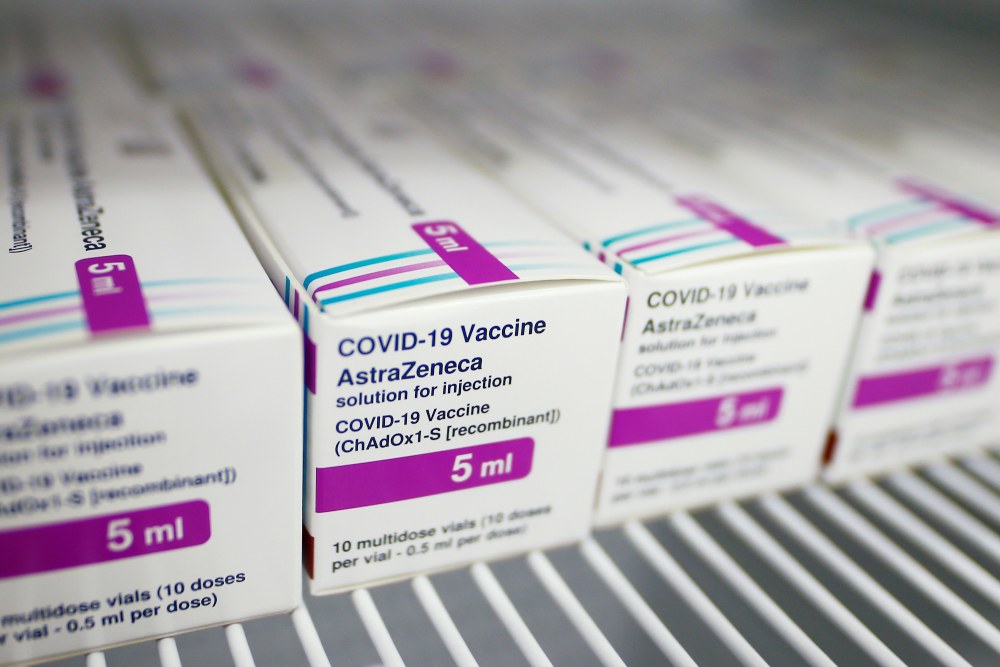 La Agencia Europea del Medicamento avala la vacuna de AstraZeneca: «Es segura»