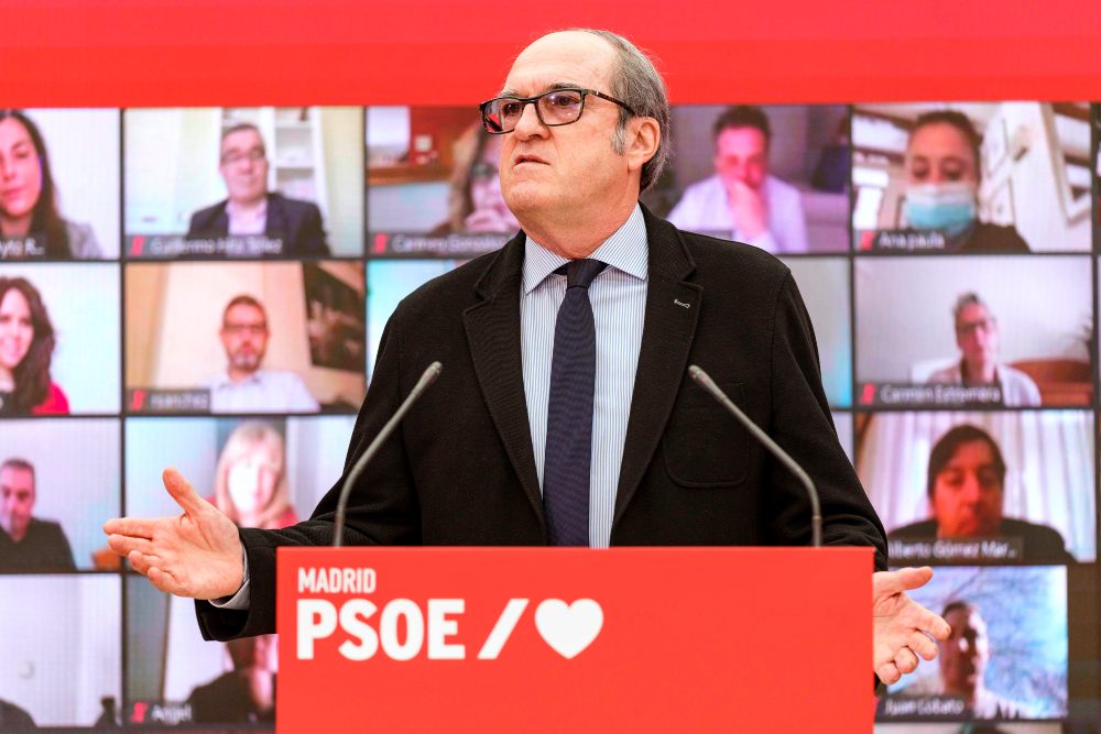 El PSOE de Madrid presenta a Gabilondo a lo Loquillo: «Soso, serio y formal»