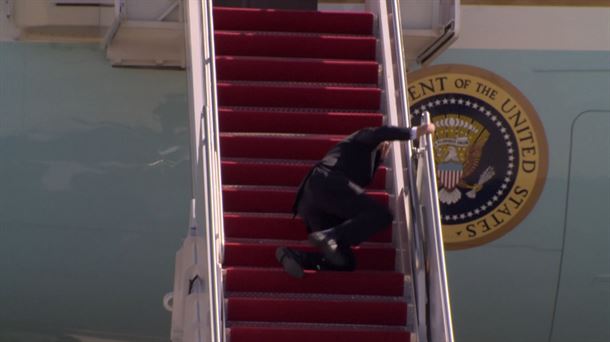 (VÍDEO) El triple tropiezo de Joe Biden subiendo al Air Force One