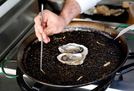 Un chef valenciano registra un arroz cocinado con oro de 24 quilates y ostras