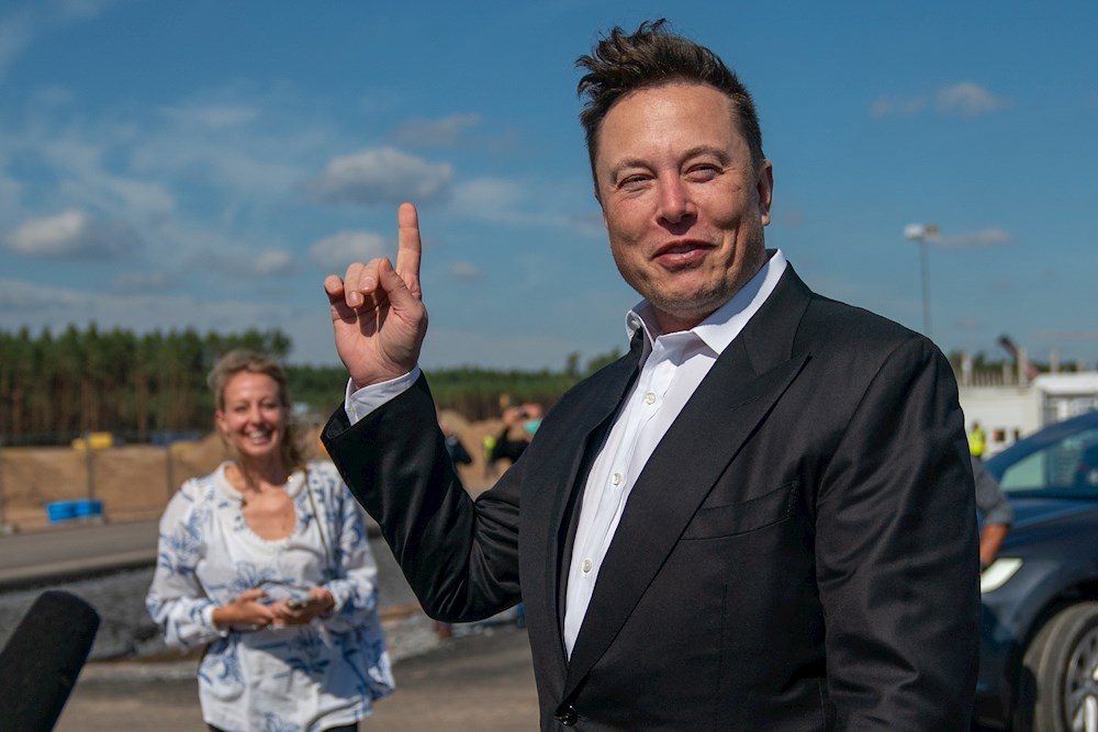 Elon Musk anuncia que ya se puede utilizar bitcoin para comprar coches Tesla
